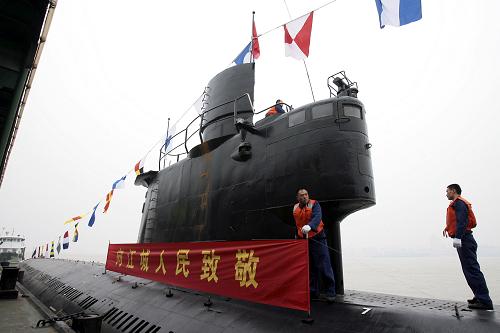 10月10日,海軍退役303常規(guī)動(dòng)力潛艇??吭谖錆h港。新華社發(fā)(陳卓 攝)