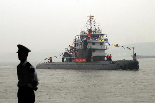 10月10日,海軍退役303常規(guī)動(dòng)力潛艇駛?cè)胛錆h港。新華社發(fā)(陳卓 攝)