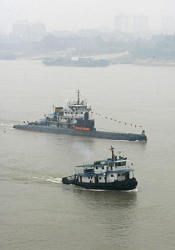10月10日,海軍退役303常規(guī)動(dòng)力潛艇(上)駛向武漢港。新華社發(fā)(陳卓 攝)