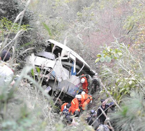 10月28日,浙江江山市境內(nèi)發(fā)生一起特大翻車事故,已造成至少10人死亡。接到事故信息后,衢州市委市政府有關(guān)領(lǐng)導(dǎo)立即趕赴現(xiàn)場(chǎng),組織公安、武警、消防官兵、醫(yī)務(wù)人員及相關(guān)部門和當(dāng)?shù)劓?zhèn)村干部群眾300多人投入搜救工作。新華社發(fā)(吳春華 攝)