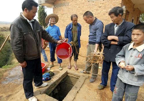 10月28日,在江西省南昌市新建縣徐塘羅家斜村,幾近干枯的水井里只打出了小半桶渾濁的水。新華社發(fā)(袁征 攝)