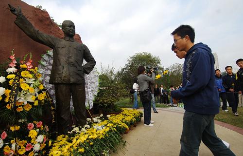 11月1日,中科大學(xué)生在向錢學(xué)森塑像獻花。當日,中國科學(xué)技術(shù)大學(xué)師生在合肥舉行活動,深切悼念錢學(xué)森。錢學(xué)森院士生前積極倡導(dǎo)創(chuàng)辦中國科學(xué)技術(shù)大學(xué),并曾在中科大力學(xué)系任教,長期關(guān)注中科大的發(fā)展。新華社記者李健攝