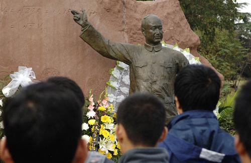 11月1日,中科大師生在錢學(xué)森塑像前默哀。新華社記者李健攝