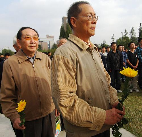 11月1日,中科大教授準備向錢學(xué)森塑像獻花。新華社記者李健攝