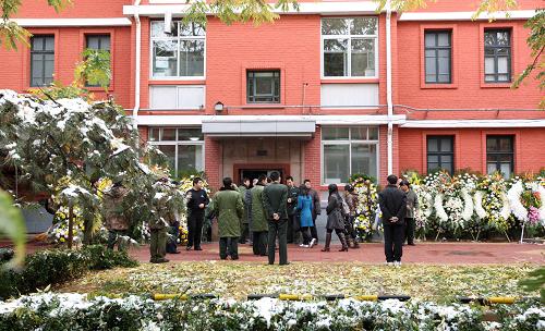 11月1日,許多北京市民自發(fā)趕往錢學(xué)森家中悼念錢老。北京阜成路8號被稱為航天大院的居民小區(qū),寒冷的空氣里彌漫著凝重與傷感。一棟年代久遠的三層紅磚樓,是錢學(xué)森回國后一直生活的地方。當日,許多北京市民冒雪來到這里,沉痛悼念著名科學(xué)家錢學(xué)森。新華社記者 高學(xué)余攝
