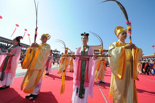 11月1日,湄洲媽祖文化旅游節(jié)上舉行祭典媽祖活動。新華社記者姜克紅攝