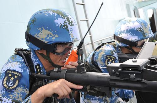 10月31日,特戰(zhàn)隊員在演練中。10月31日,海軍第四批護航編隊特戰(zhàn)隊員進行首次演練。在近2個小時的演練中,特戰(zhàn)隊員先后進行了單兵戰(zhàn)術動作、特種攀爬作戰(zhàn)、輕武器使用等多個課目,進一步檢驗了特戰(zhàn)分隊與編隊戰(zhàn)斗部門間協(xié)同配合能力。新華社記者 楊志剛攝