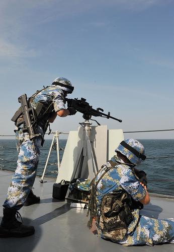 10月31日,特戰(zhàn)隊員演練輕武器對海射擊。新華社記者 楊志剛攝