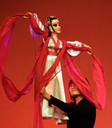 11月15日,上海市木偶劇團演員在表演杖頭木偶《歡慶紅綢》。當(dāng)日,為期3天的首屆海峽兩岸木偶藝術(shù)節(jié)在福建漳州開幕,來自臺灣、上海、湖南、福建泉州、漳州的8個木偶劇團同臺獻藝,為觀眾奉獻了精彩的演出。木偶戲是一種古老的民間藝術(shù),漢朝時期就在民間出現(xiàn),唐宋時進入全盛時期。2006年漳州市木偶劇團的布袋木偶戲和木偶頭雕刻被列入首批國家非物質(zhì)文化遺產(chǎn)保護名錄。新華社記者 沈汝發(fā) 攝