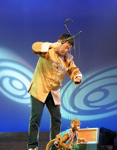 11月15日,泉州木偶劇團演員在表演提線木偶《馴猴》。新華社記者 沈汝發(fā) 攝