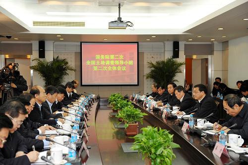 11月24日,中共中央政治局常委、國務院副總理、國務院第二次全國土地調查領導小組組長李克強來到國土資源部,實地考察土地調查數(shù)據(jù)處理和資料利用工作,主持召開第二次全國土地調查領導小組全體會議,并聽取節(jié)約集約用地情況匯報。新華社記者 饒愛民 攝