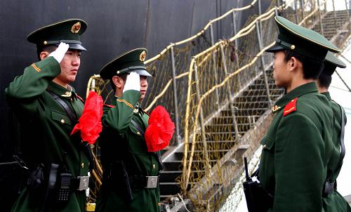 11月24日,秦皇島邊防檢查站即將退伍老兵吳浩(左一)、張文錦(左二)站完最后一班崗,與戰(zhàn)友交接勤務(wù)。新華社記者 楊世堯 攝