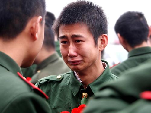11月24日,秦皇島邊防檢查站即將退伍老兵馮天宇與戰(zhàn)友依依惜別。新華社記者 楊世堯 攝