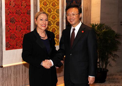 11月29日,楊潔篪(右)與歐盟委員會(huì)對(duì)外關(guān)系委員瓦爾德納握手。新華社記者 韓瑜慶 攝