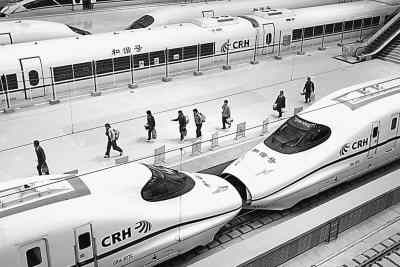 9日中午,參加武廣專線試車的重聯(lián)列車停在武漢火車站內(nèi)。金思柳攝(人民圖片)
