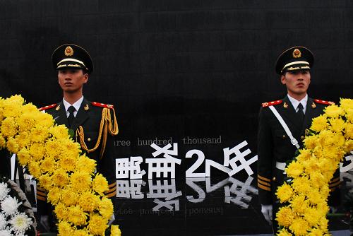 12月12日,在侵華日軍南京大屠殺遇難同胞紀念館集會廣場上,武警官兵冒著綿綿細雨排練向南京大屠殺遇難同胞敬獻花圈儀式。新華社發(fā)(董金林 攝)