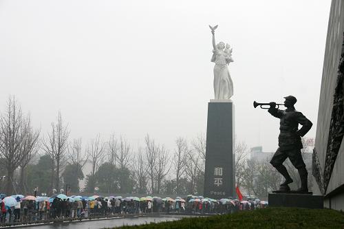 12月12日,南京各界群眾冒著綿綿細雨來到侵華日軍南京大屠殺遇難同胞紀念館,悼念遇難同胞。新華社發(fā)(董金林 攝)