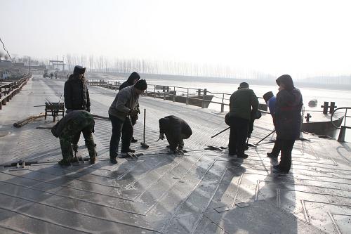 1月4日,工作人員拆除山東平陰黃金浮橋。新華社發(fā)(趙傳錄 攝)