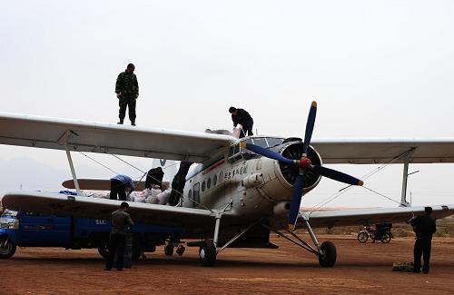一架飛機在磴口縣境內(nèi)裝種子準備飛播造林(攝于2009年5月)。新華社記者 任軍川攝