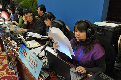 1月7日,在廣西南寧市荔園山莊國(guó)際會(huì)議中心,中國(guó)國(guó)際廣播電臺(tái)用印尼語(yǔ)直播中國(guó)-東盟自貿(mào)區(qū)建成慶祝儀式暨自貿(mào)區(qū)論壇。當(dāng)日,中國(guó)-東盟自貿(mào)區(qū)建成慶祝儀式暨自貿(mào)區(qū)論壇在廣西南寧開(kāi)幕,吸引了數(shù)百位中外媒體記者前來(lái)采訪報(bào)道。新華社記者 周華 攝
