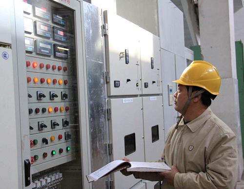 1月7日,溫嶺江廈潮汐試驗(yàn)電站工作人員查看電站運(yùn)行狀態(tài)。新華社發(fā)(周學(xué)軍 攝)