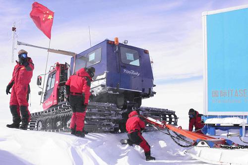 1月7日,中國南極內(nèi)陸格羅夫山考察隊(duì)隊(duì)員正在協(xié)助雪地車將載有居住艙、考察物資等的雪橇拖出積雪帶。新華社記者 崔靜攝