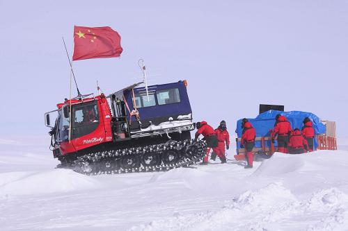 1月7日,中國南極內(nèi)陸格羅夫山考察隊(duì)隊(duì)員正在協(xié)助雪地車將載有居住艙、考察物資等的雪橇拖出積雪帶。新華社記者 崔靜攝