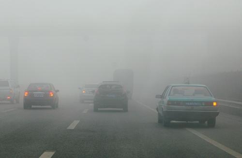 1月8日,汽車在大霧中行駛。 當(dāng)日,重慶市氣象臺(tái)發(fā)布大霧橙色預(yù)警信號(hào),最低能見距離低于100米。成渝、渝湘、渝遂、渝武、渝黔等多條高速公路實(shí)施了交通管制。大霧造成大面積塞車,給市民出行帶來不便。新華社記者 陳誠攝