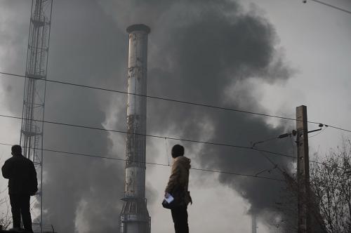 1月8日,兩名記者在現(xiàn)場采訪。1月7日下午發(fā)生的中石油蘭州石化公司316罐區(qū)燃燒爆炸事故,除先前統(tǒng)計(jì)的1人重傷、5人輕傷、9人留院觀察外,現(xiàn)場已發(fā)現(xiàn)5具遇難者遺體,并新增1名失蹤人員。事故現(xiàn)場燃燒罐正在穩(wěn)定燃燒,危險(xiǎn)源仍未排除,消防官兵和公安干警仍在全力奮戰(zhàn)。新華社記者聶建江攝