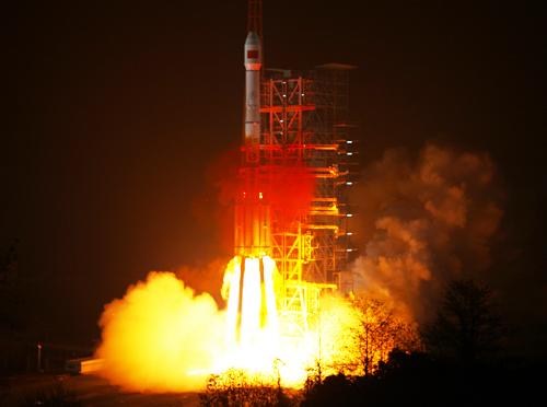 1月17日0時12分,中國在西昌衛(wèi)星發(fā)射中心用“長征三號”運(yùn)載火箭成功發(fā)射第三顆北斗導(dǎo)航衛(wèi)星。這是中國今年的首次衛(wèi)星發(fā)射,也是長征系列運(yùn)載火箭的第122次飛行。新華社發(fā)(秦憲安 攝)