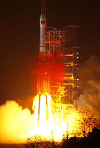1月17日0時12分,中國在西昌衛(wèi)星發(fā)射中心用“長征三號”運(yùn)載火箭成功發(fā)射第三顆北斗導(dǎo)航衛(wèi)星。這是中國今年的首次衛(wèi)星發(fā)射,也是長征系列運(yùn)載火箭的第122次飛行。 新華社發(fā)(秦憲安 攝)