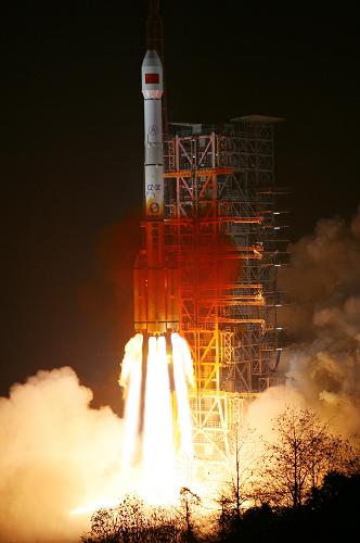 1月17日0時12分,中國在西昌衛(wèi)星發(fā)射中心用“長征三號”運(yùn)載火箭成功發(fā)射第三顆北斗導(dǎo)航衛(wèi)星。這是中國今年的首次衛(wèi)星發(fā)射,也是長征系列運(yùn)載火箭的第122次飛行。 新華社發(fā)(秦憲安 攝)