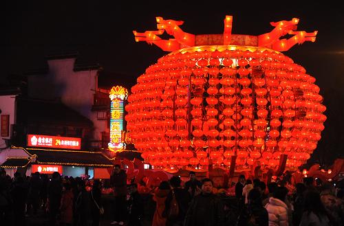 2月27日,游人在南京秦淮河畔觀賞花燈。元宵節(jié)臨近,南京夫子廟的秦淮燈會(huì)璀璨奪目,迎接佳節(jié)到來。新華社記者 韓瑜慶 攝