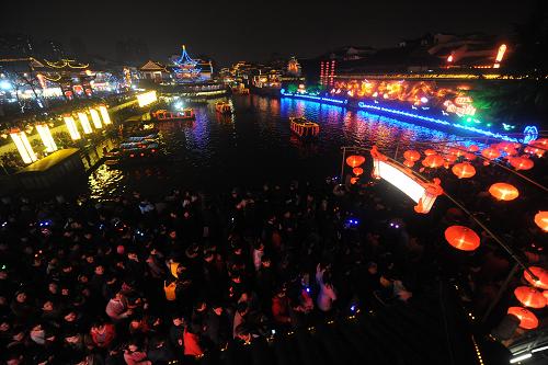 2月27日,游人在南京夫子廟景區(qū)觀賞秦淮燈會(huì)。元宵節(jié)臨近,南京夫子廟的秦淮燈會(huì)璀璨奪目,迎接佳節(jié)到來。新華社記者 韓瑜慶 攝
