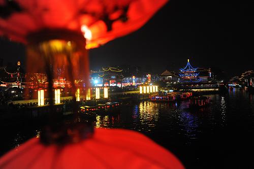 2月27日晚,燈火璀璨的秦淮燈會(huì)分外妖嬈。元宵節(jié)臨近,南京夫子廟的秦淮燈會(huì)璀璨奪目,迎接佳節(jié)到來。新華社記者 韓瑜慶 攝