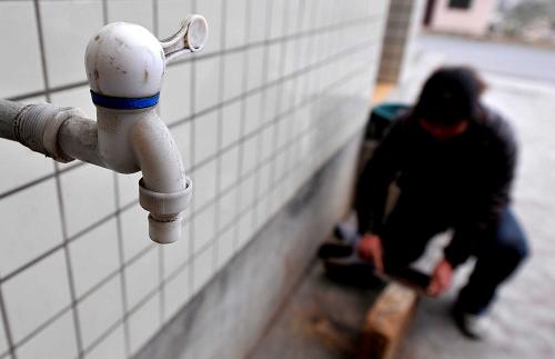 3月9日,貴州省普定縣貓洞鄉(xiāng)柯拖村村民張敏家的自來水龍頭從元月下旬開始就沒有流過一滴水。(新華社記者 楊楹攝)