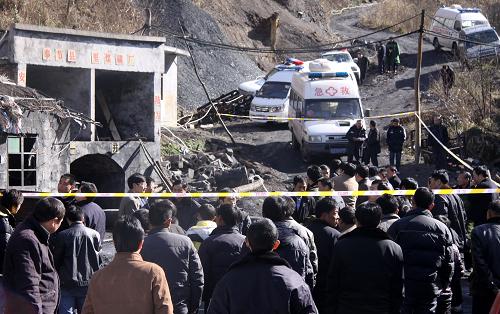 3月26日,九里煤礦井口已被封鎖,救援人員在實施救援。新華社發(fā)(龍在林 攝)