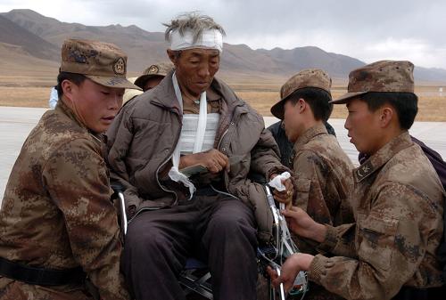 4月17日,一名地震傷員被解放軍戰(zhàn)士抬上救災(zāi)飛機(jī)。青海玉樹地震發(fā)生以后,為了搶救地震傷員,挽救更多的生命,截至4月17日記者發(fā)稿時(shí),玉樹巴塘機(jī)場(chǎng)已起降航班124架次,運(yùn)送傷員約1402人,救災(zāi)物資達(dá)1115多噸。新華社記者 郭剛 攝
