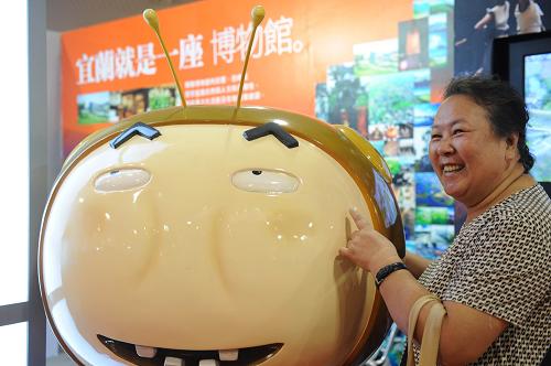 6月18日,市民在廈門舉辦的第三屆海峽兩岸(廈門)文化產(chǎn)業(yè)博覽交易會(huì)臺(tái)灣展區(qū)參觀。新華社記者 張國(guó)俊攝
