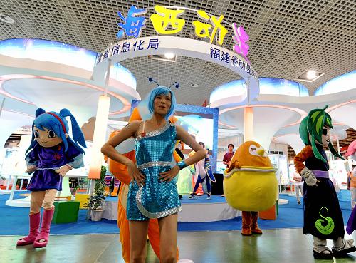 6月18日,市民在廈門舉辦的第三屆海峽兩岸(廈門)文化產(chǎn)業(yè)博覽交易會(huì)上進(jìn)行動(dòng)漫表演。新華社記者 張國(guó)俊攝