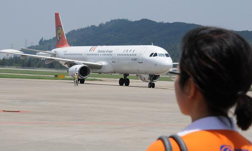 6月21日,執(zhí)行福州—澎湖空中直航首航的臺(tái)灣復(fù)興航空公司班機(jī)在福州長(zhǎng)樂機(jī)場(chǎng)準(zhǔn)備起飛。當(dāng)天11時(shí)30分左右,福州—澎湖空中直航首個(gè)航班從福州長(zhǎng)樂國(guó)際機(jī)場(chǎng)起飛,這是大陸與金馬澎地區(qū)首條空中客運(yùn)直航航線,也是福州繼2008年12月18日實(shí)現(xiàn)與臺(tái)灣空中直航后,對(duì)臺(tái)開辟的第6條空中航線。新華社記者來建強(qiáng)攝
