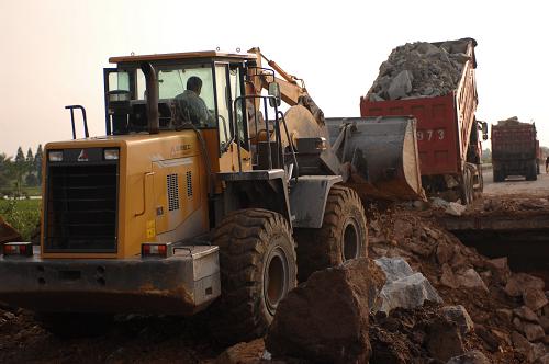 6月21日,工程人員在搶修滬昆高速公路江西余江境內(nèi)被洪水沖毀的路段。新華社記者 周密攝