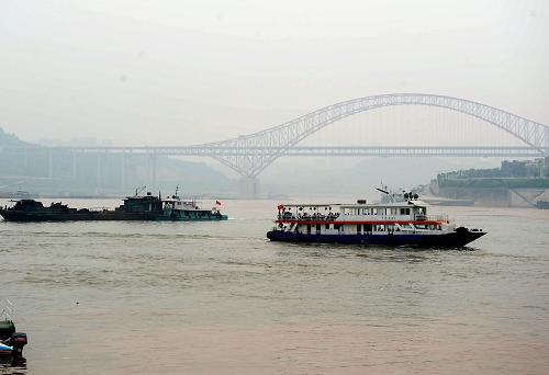 6月22日,兩艘船正在長江重慶段航行。為有效應(yīng)對強降雨及兩湖地區(qū)的嚴峻汛情,長江防總于6月17日12時啟動長江防總防汛Ⅳ級應(yīng)急響應(yīng),6月20日13時將防汛應(yīng)急響應(yīng)級別提高至Ⅲ級;22日8時開始,將防汛應(yīng)急響應(yīng)由Ⅲ級提高至Ⅱ級。本月中旬以來的強降雨致長江流域多條河流河水猛漲、流量大增,贛江、撫河等多條河流創(chuàng)下歷史最大流量或最高水位紀錄。新華社記者周衡義攝