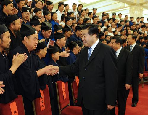 6月23日,中共中央政治局常委、全國(guó)政協(xié)主席賈慶林在北京人民大會(huì)堂會(huì)見中國(guó)道教協(xié)會(huì)新一屆領(lǐng)導(dǎo)班子成員,并與出席中國(guó)道教協(xié)會(huì)第八次全國(guó)代表會(huì)議的代表合影留念。新華社記者李濤攝
