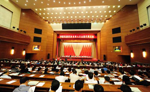 6月24日,中國(guó)戲劇家協(xié)會(huì)第七次全國(guó)代表大會(huì)在北京召開。來自全國(guó)31個(gè)省、自治區(qū)、直轄市和解放軍、中直機(jī)關(guān)等單位的戲劇工作者代表參加會(huì)議。新華社記者 張鐸 攝