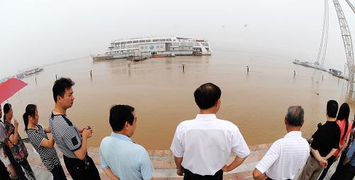 6月25日,長(zhǎng)沙湘江風(fēng)光帶大面積遭到洪水淹沒引來眾多市民觀看。當(dāng)日,受強(qiáng)降雨和水庫泄洪影響,湘江今年入汛以來最高洪峰通過長(zhǎng)沙。據(jù)長(zhǎng)沙水文站監(jiān)測(cè)數(shù)據(jù)顯示,25日上午8時(shí),湘江長(zhǎng)沙段出現(xiàn)了38.46米的超高洪峰水位,超警戒水位2.46米,逼近39.18米的歷史最高水位。目前,長(zhǎng)沙防汛抗旱指揮部正啟動(dòng)防汛一級(jí)應(yīng)急響應(yīng),全面動(dòng)員加強(qiáng)巡查值守,確保安全度汛。新華社記者 龍弘濤 攝