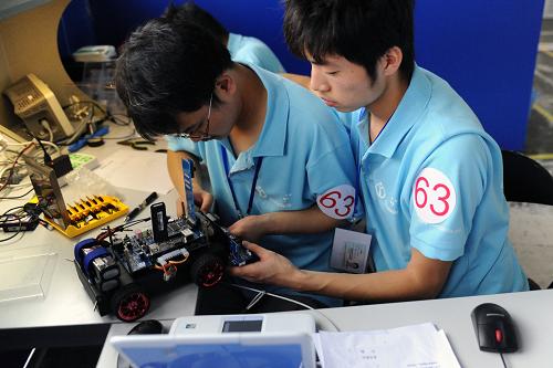 6月25日,在天津國際展覽中心,參加2010全國職業(yè)院校技能大賽高職組“嵌入式產(chǎn)品開發(fā)”項目競賽的選手在比賽中組裝“探月車”。新華社發(fā)(李木子 攝)