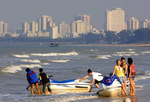 2009年10月6日,游客在海口市假日海灘游玩。海南2009年全年實(shí)現(xiàn)旅游收入206億元,同比增長(zhǎng)8.1%。 海南經(jīng)濟(jì)2009年逐季穩(wěn)步回升,運(yùn)行質(zhì)量提高。全年全省生產(chǎn)總值預(yù)計(jì)完成1580億元,同比增長(zhǎng)10.2%。 新華社記者趙穎全攝