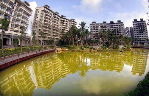 這是海南省瓊海市一處正在建設(shè)中的房產(chǎn)項(xiàng)目(2009年12月15日攝)。2009年前11個(gè)月,海南商品房銷售面積435.65萬(wàn)平方米,銷售額276.96億元,比上年同期分別增長(zhǎng)42.9%和71.4%。 海南經(jīng)濟(jì)2009年逐季穩(wěn)步回升,運(yùn)行質(zhì)量提高。全年全省生產(chǎn)總值預(yù)計(jì)完成1580億元,同比增長(zhǎng)10.2%。 新華社記者趙穎全攝