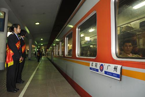 1月30日,全國首趟實(shí)行實(shí)名制火車票列車L7688于0時26分從廣州火車站發(fā)出。 新華社記者盧漢欣攝